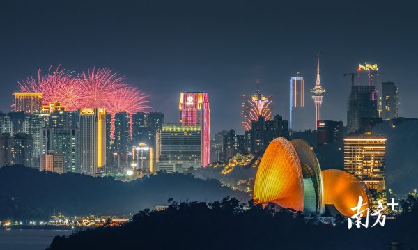 同花配资 最佳机位推荐官：我拍下了日月贝和澳门烟花同框的梦幻时刻 | 南方+拍客